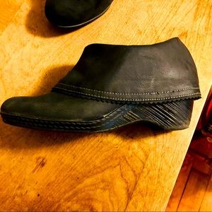 Dr Scholls dark grey clogs w/ 2” lift,rubber sole